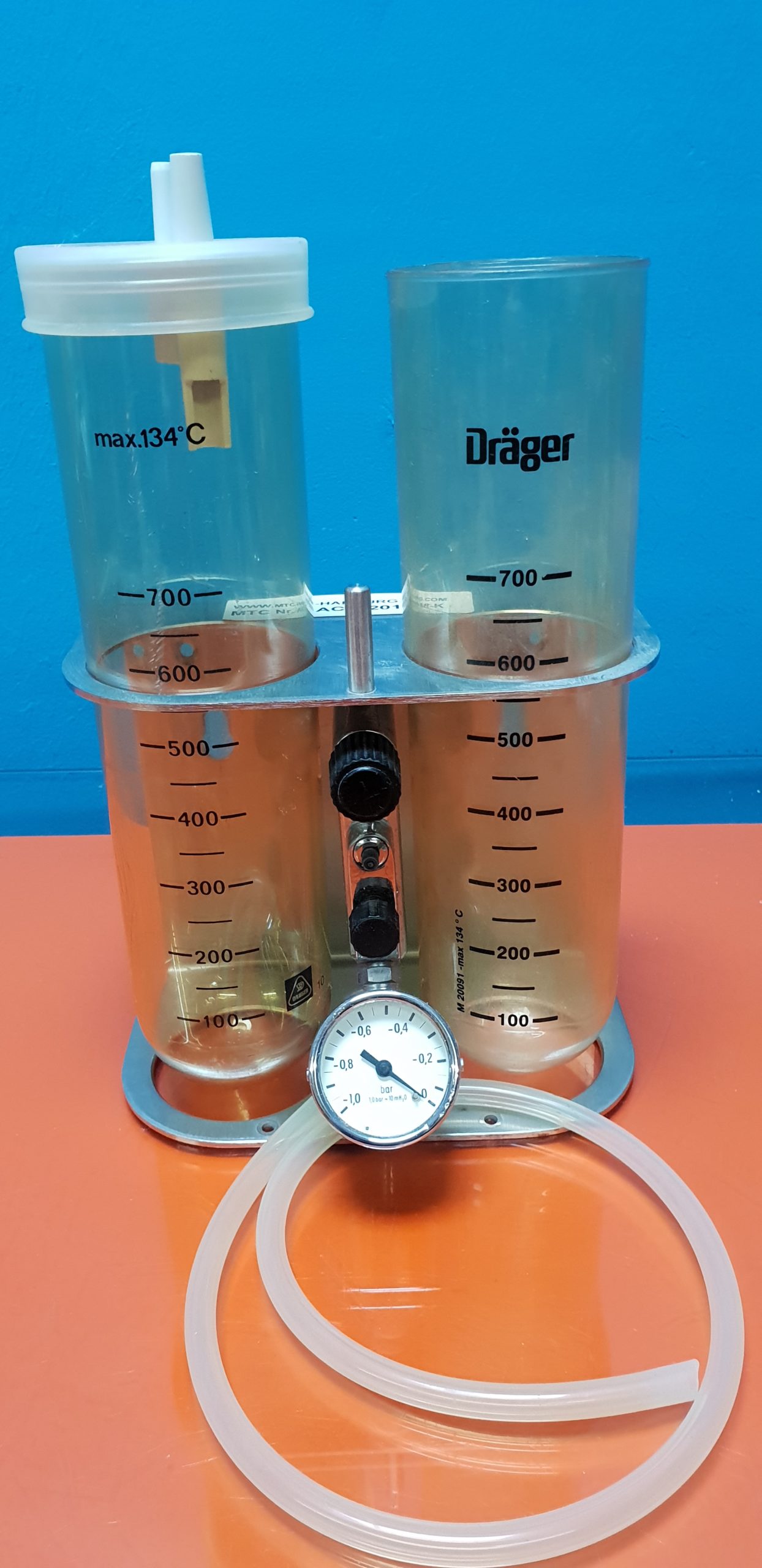 Dräger Absaugpumpe medizinische Pumpe mit 1 Sekretbehältern und Manometer