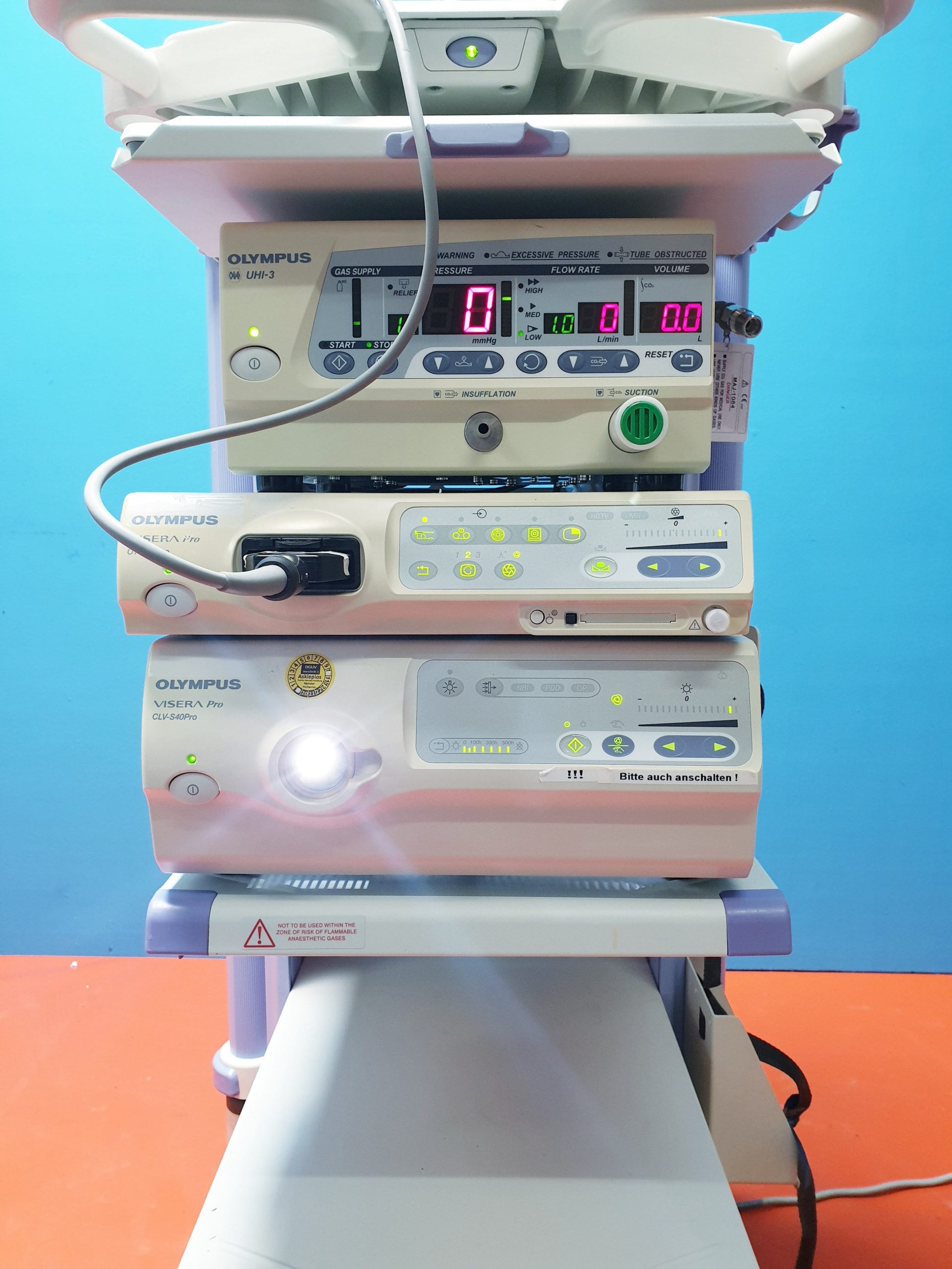 Olympus VISERA Pro OTV-S7Pro Processor mit Kamera-Kopf, Tastatur und CLV-S40Pro Soy Monitor und UHI-3 Olympus UHI-3 Insufflator Endoscopy // 35L Insufflator