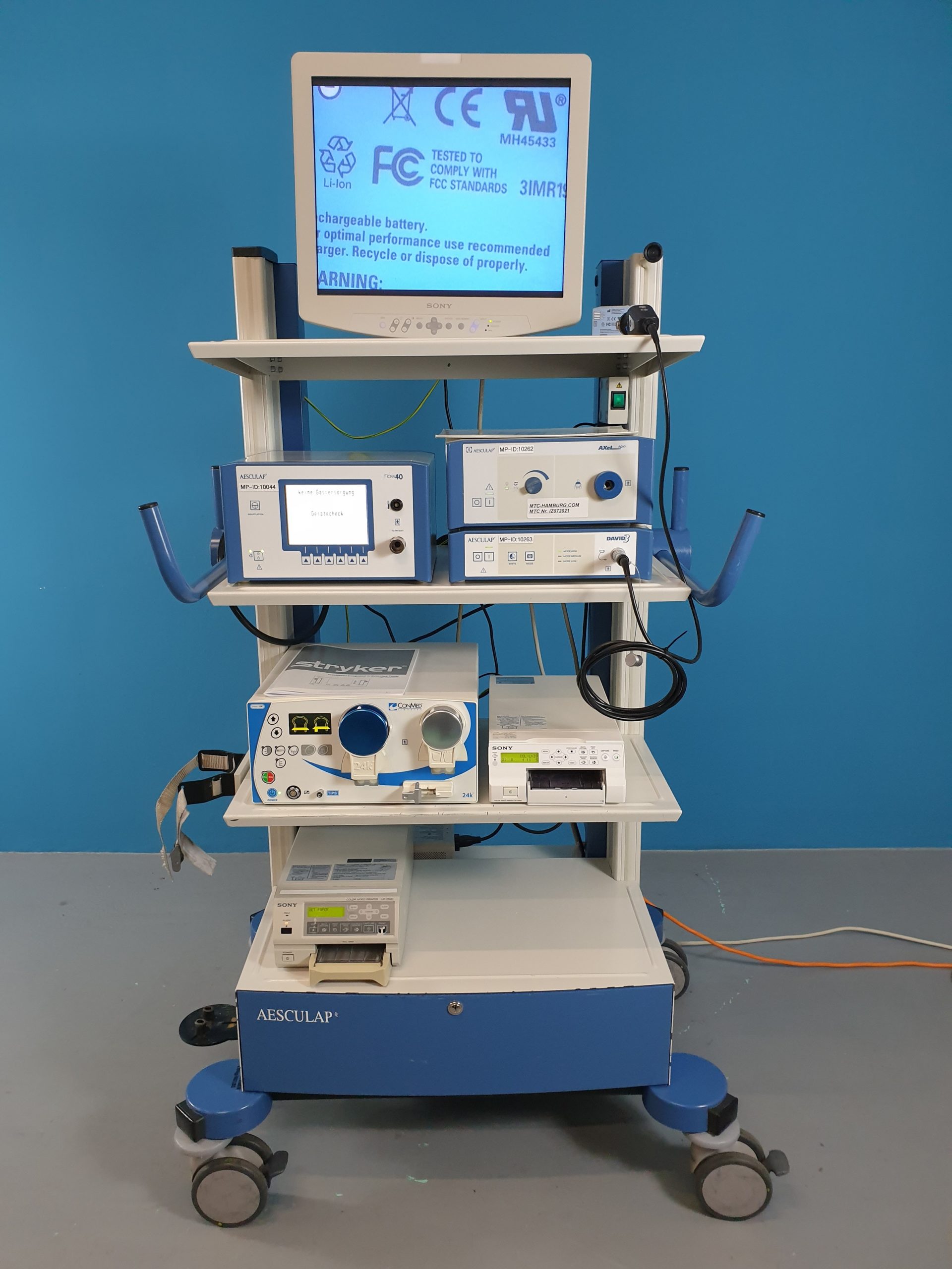 Aesculap Turm: David 3 Prozessor mit kamerakopf, Conmed Linvatec Smart OR, Axel 180 Lichtquelle, Flow 40 Insufflator PG080, UP-21MD, UP-25MD, Sony LMD-1950MD