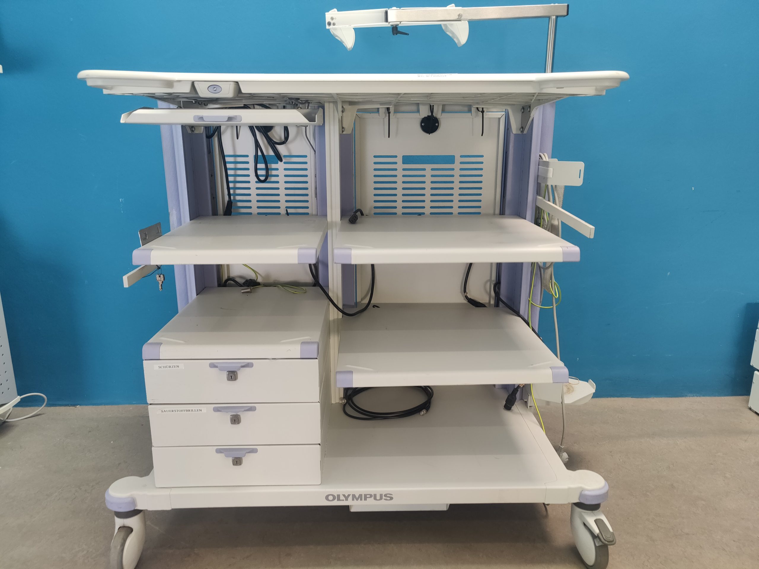Olympus Endoskopie Gerätewagen – mit Tastaturfach – Rollbar
