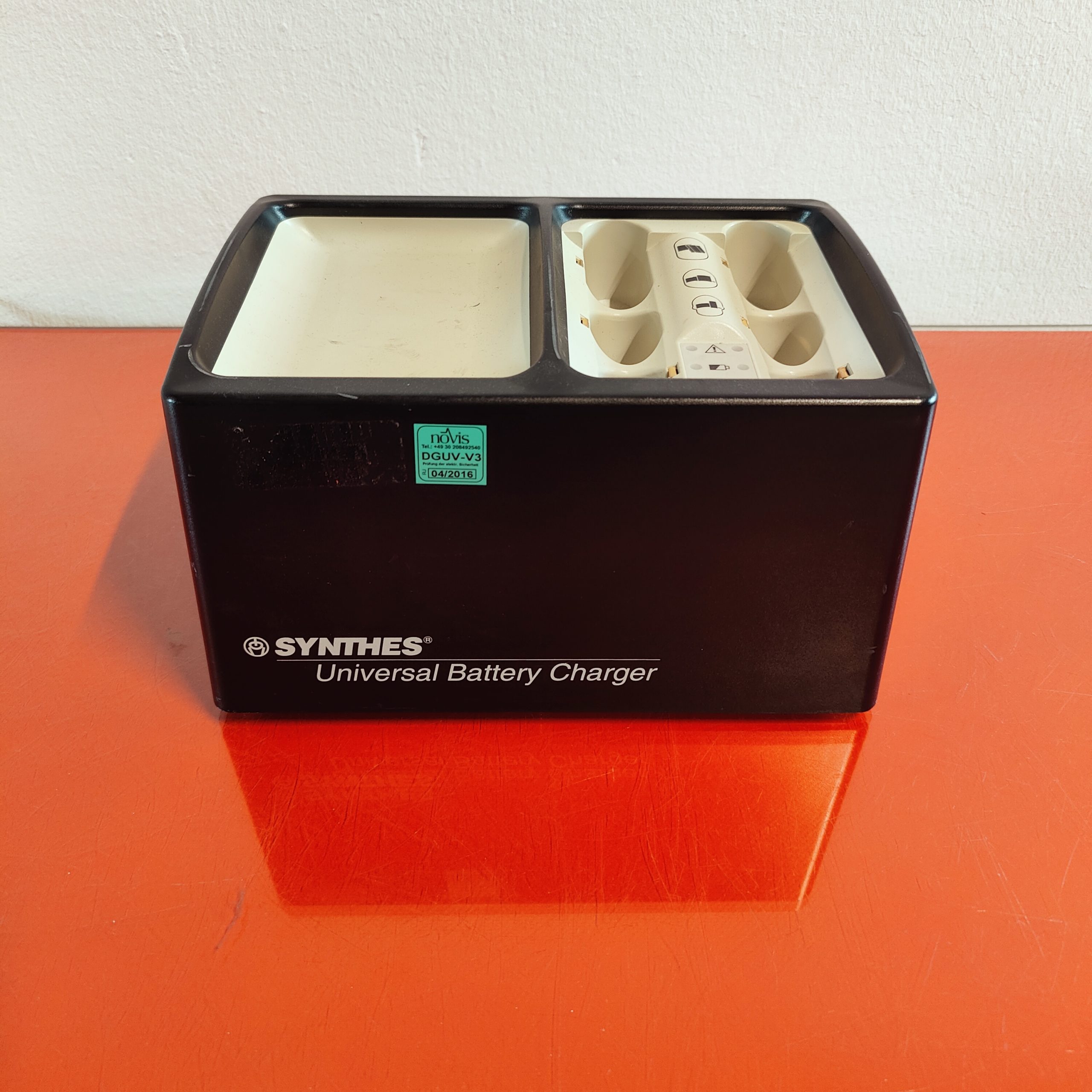Synthes Universal Battery Charger