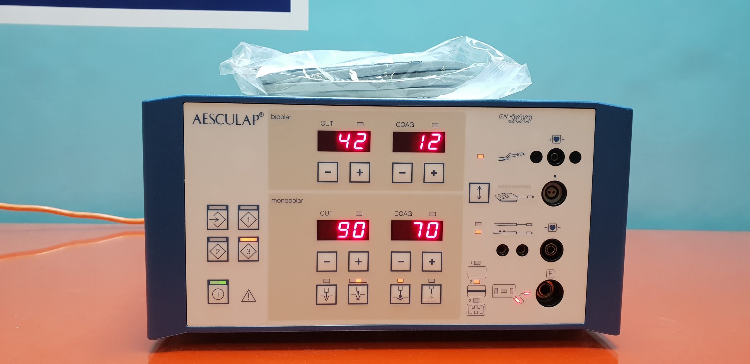 Aesculap Gn 300 // GN-300 Electrosurgical Unit HF Gerät mit Neutrale Elektrode