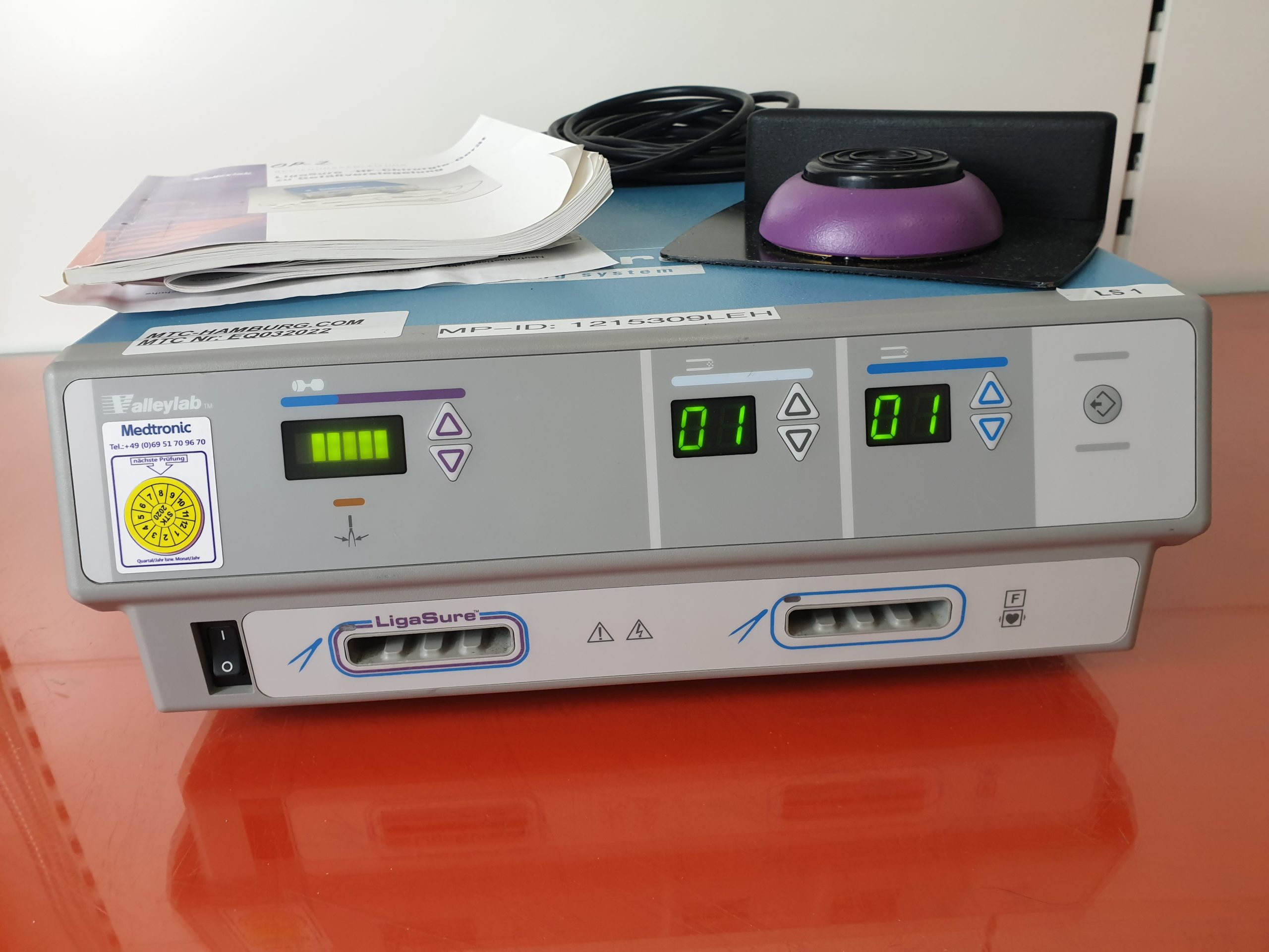 Valleylab LigaSure 8 Gefäßversiegelungssystem mit LS0300 Fusspedal