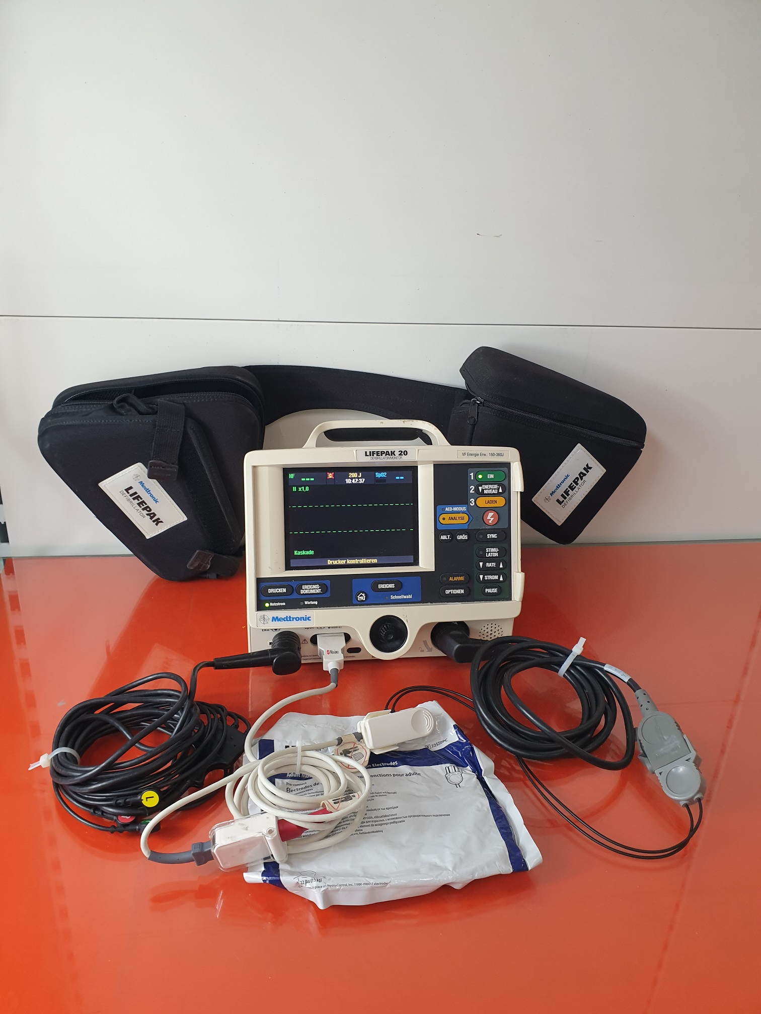 MEDTRONIC Lifepak 20 Defibrillator mit Zubehör–