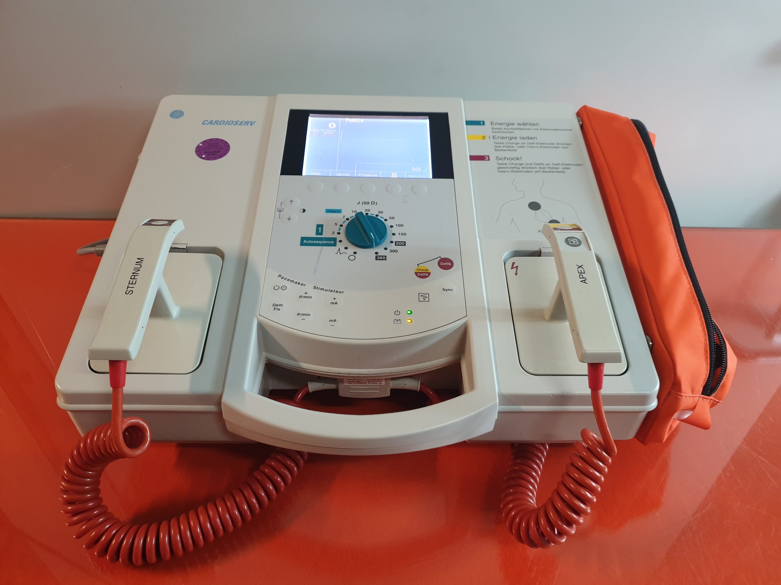 GE Hellige Cardioserv Defibrillator + EKG Ableitungskabel + SpO2 Fingersensor