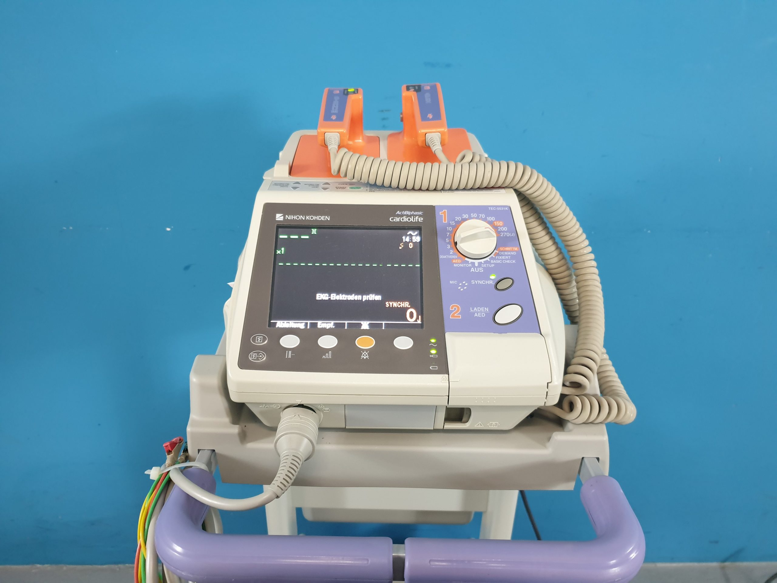 NIHON KOHDEN CARDIOLIFE ACTI BIPHASIC Defibrilator auf fahrbarem Gestell