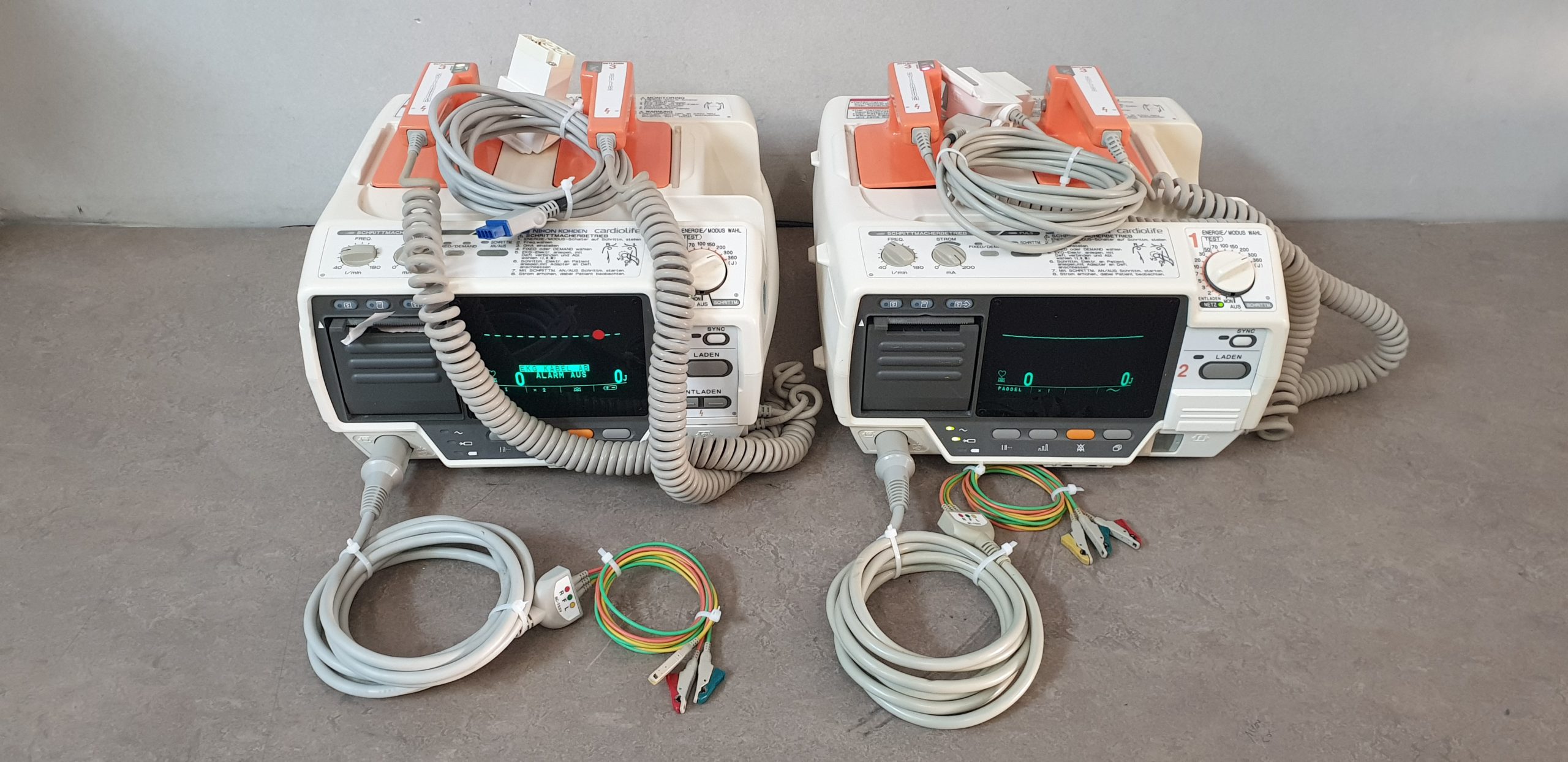 Nihon Kohden CardioLife TEC-7531G Defi Defibrilator mit Zubehör
