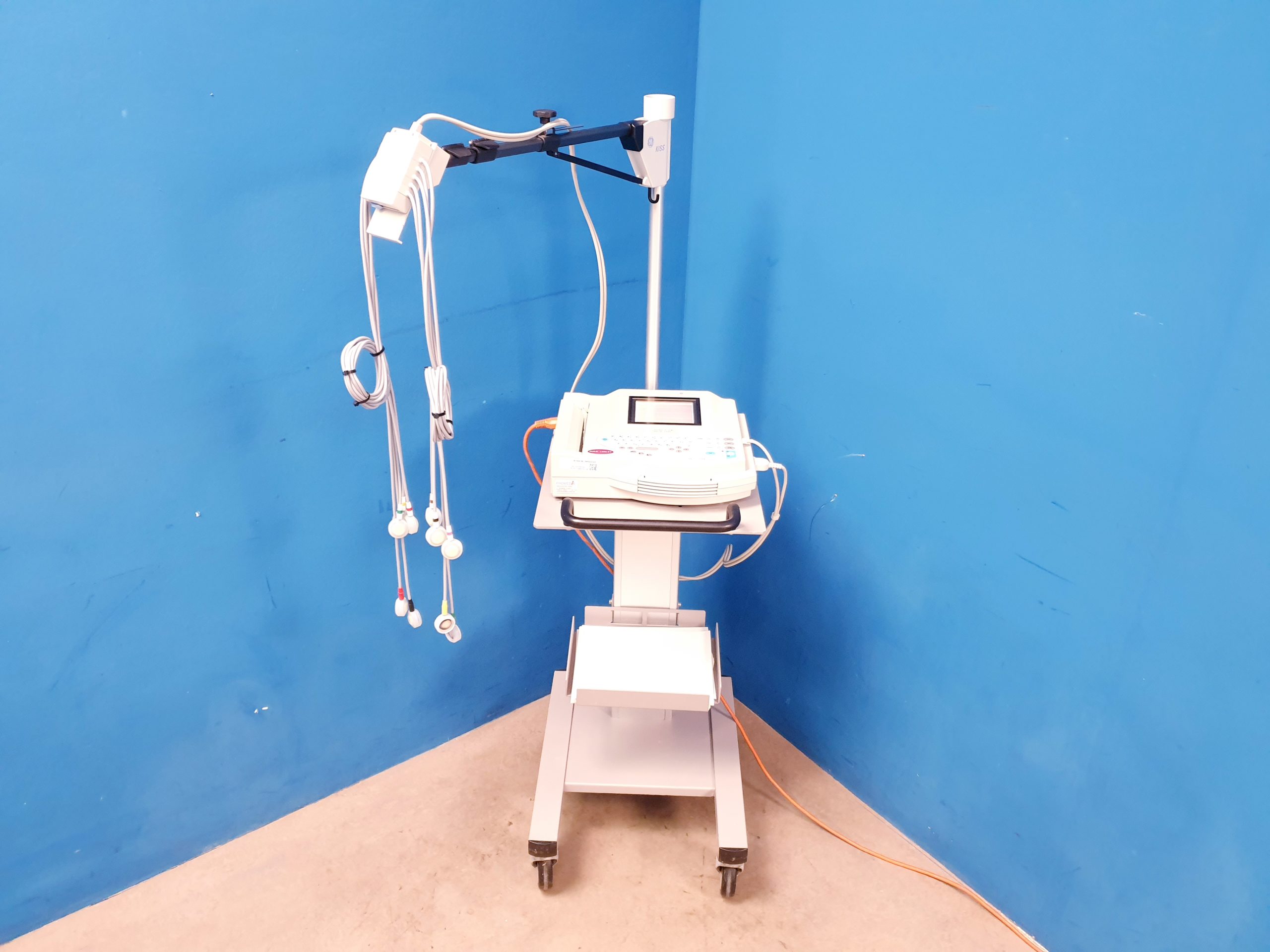 GE MAC 1200 ST 1200ST EKG Gerät mit Sauganlage auf fahrbarem Gestell