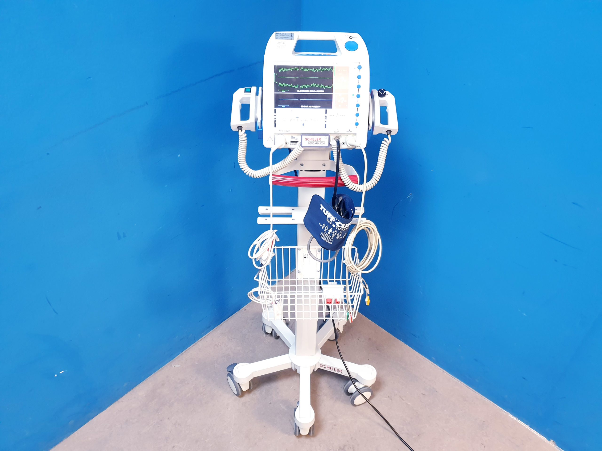Schiller Defigrad 5000 – Defibrillator – auf fahrbarem Gestell