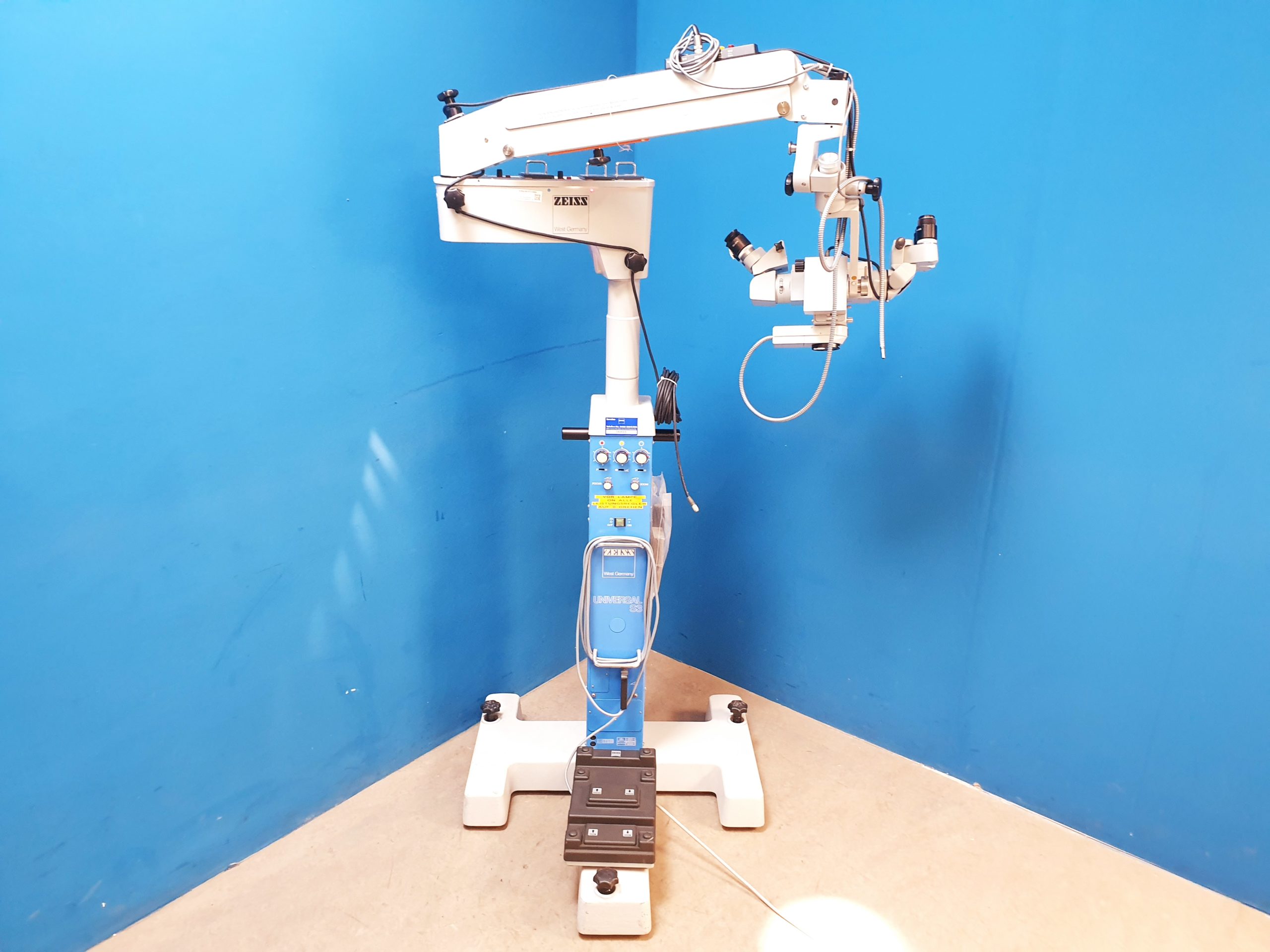Carl Zeiss Opmi MD auf S3 Stativ – mit mitbeobachter