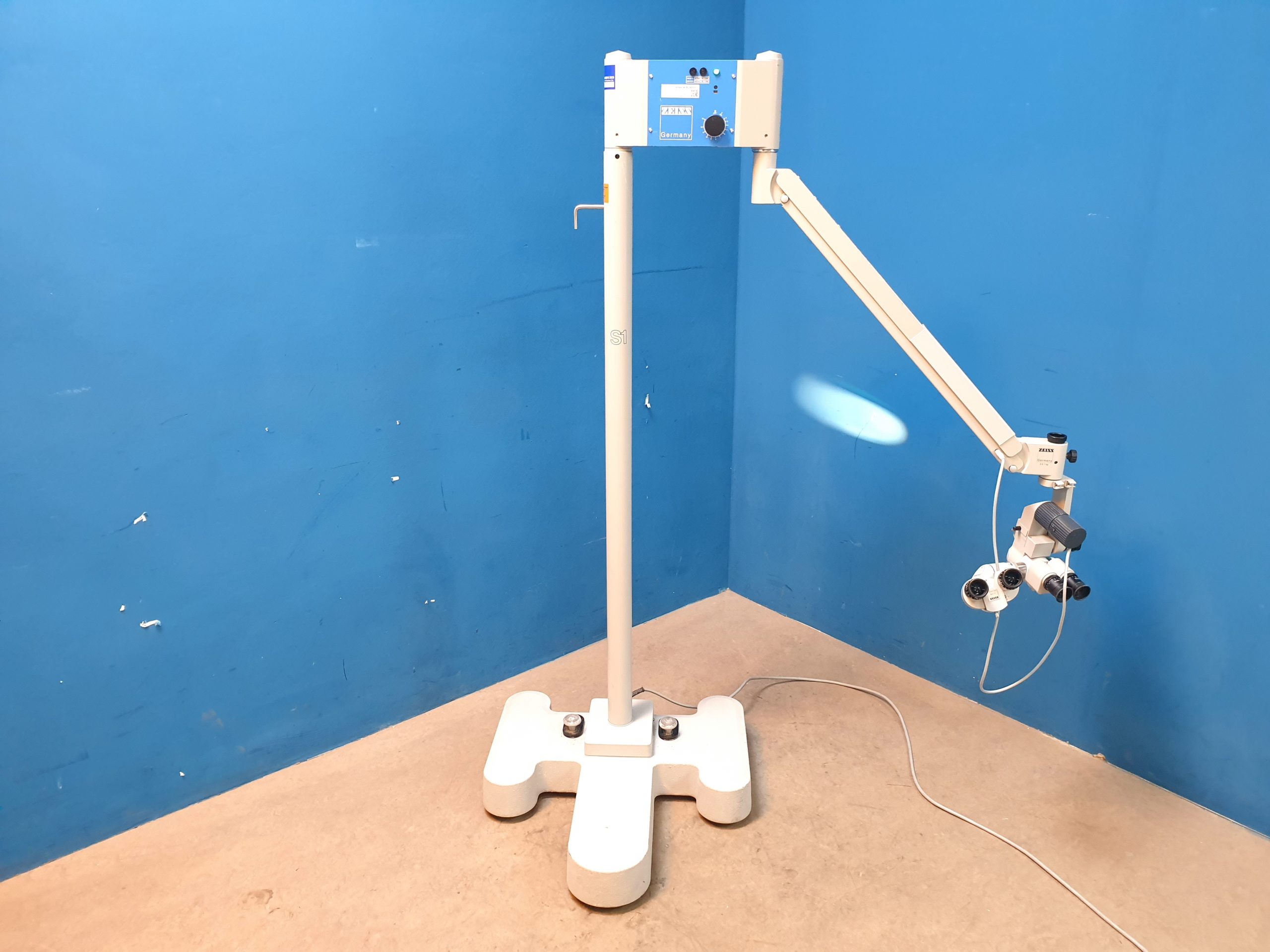 Zeiss OPMI 9 OPMI9 f=170 10x 22 B mit Beobachter – Armfederung ist beschädigt