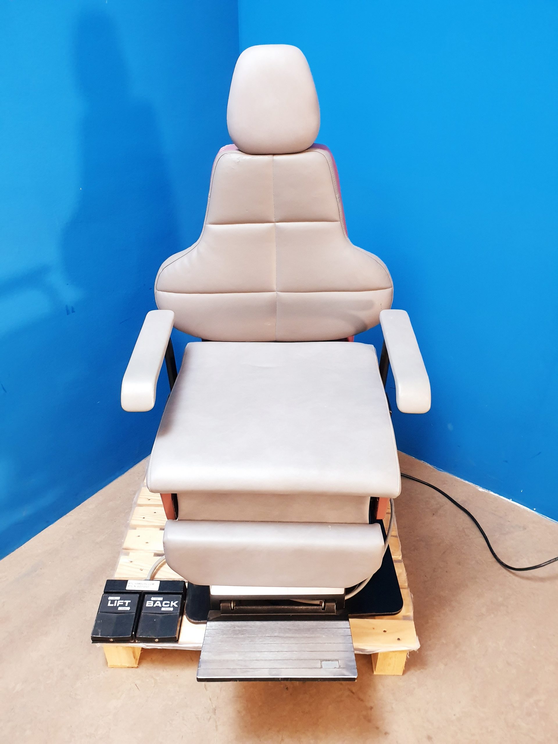 DMI 223 Behandlungsstuhl – Patientenstuhl – elektrisch
