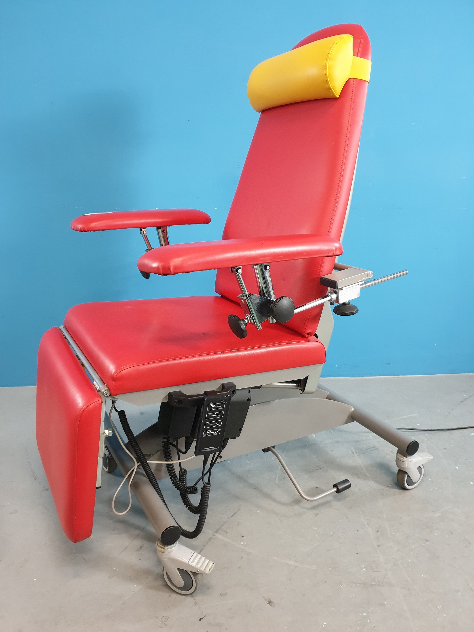 Patientenstuhl – Liegenstuhl- mit Handhalter Fahrbar //