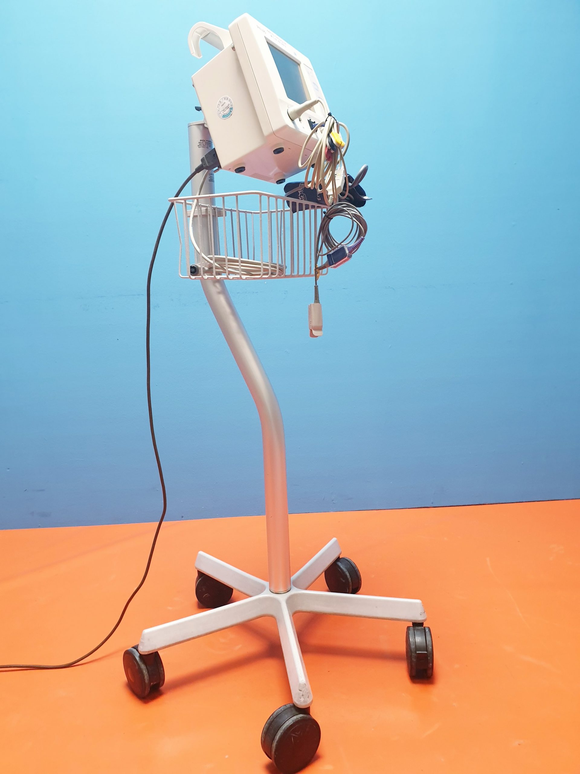 PHILIPS M3929A Color Patient Monitor – Sp02, NiBP, ECG, auf fahrbarem Gestell