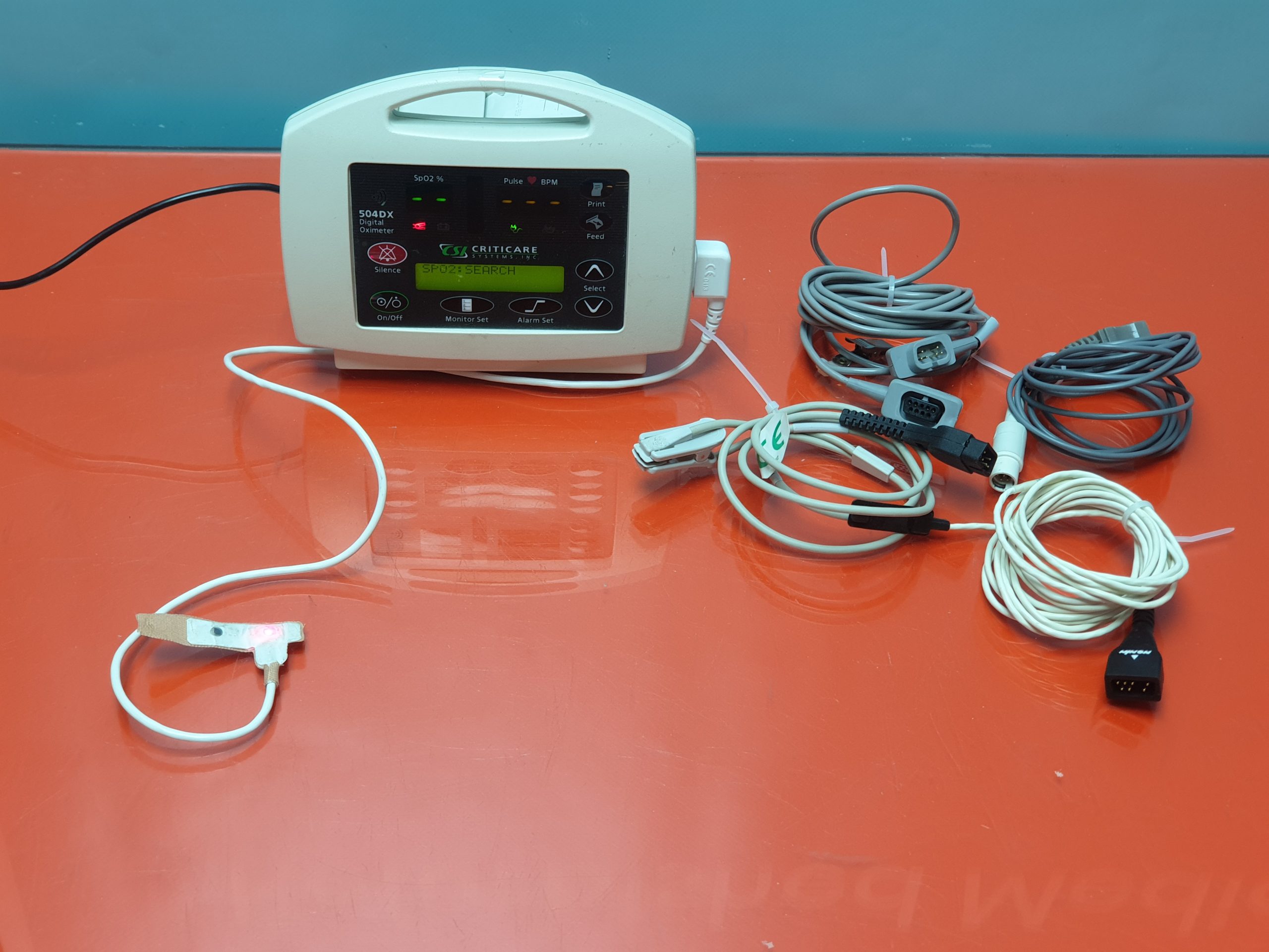 Criticare 504DX Oximeter // Oxymeter mit Fingersensor und Netzteil