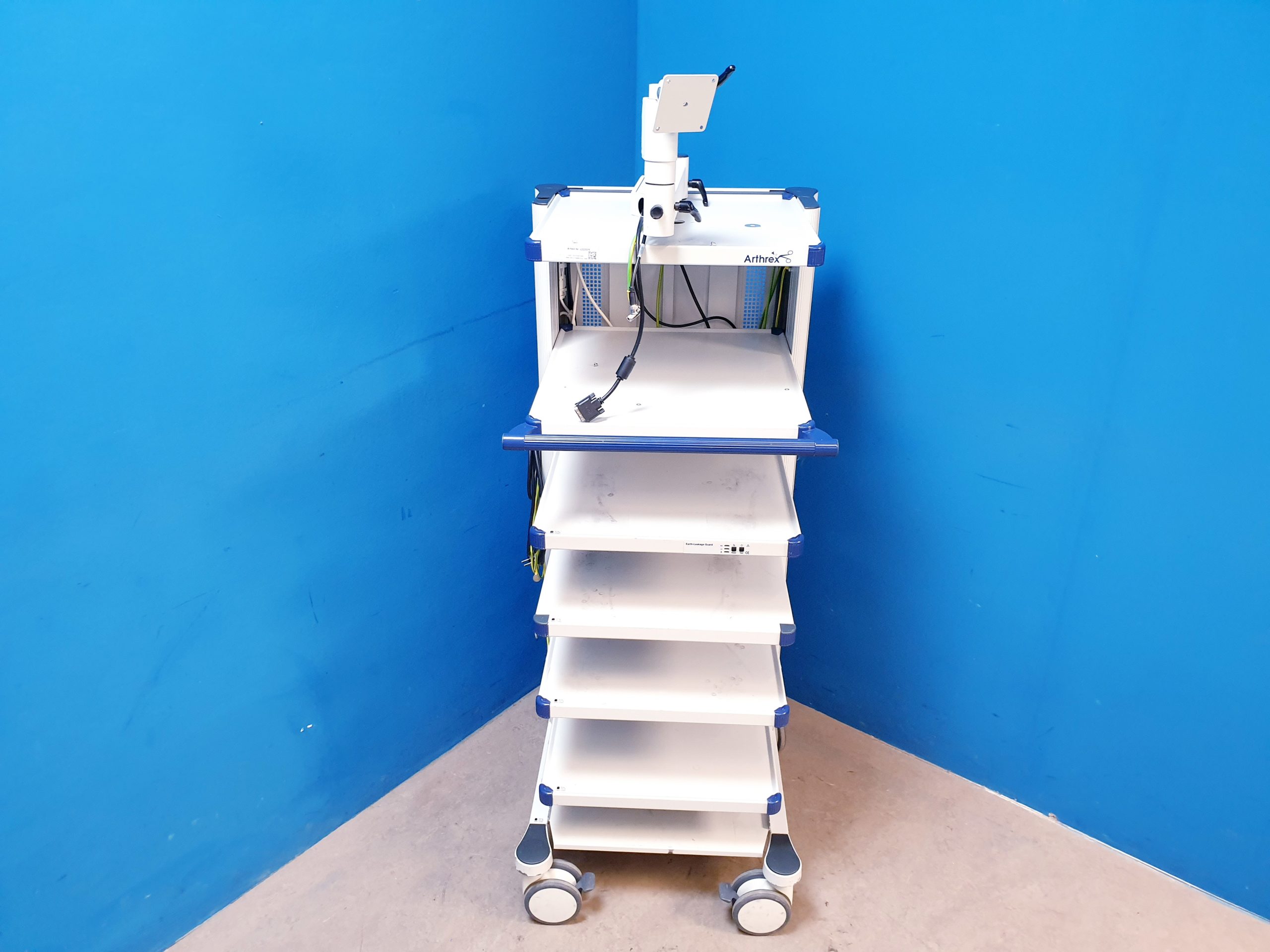Arthrex Gerätewagen – Rollbar mit Monitorhalter