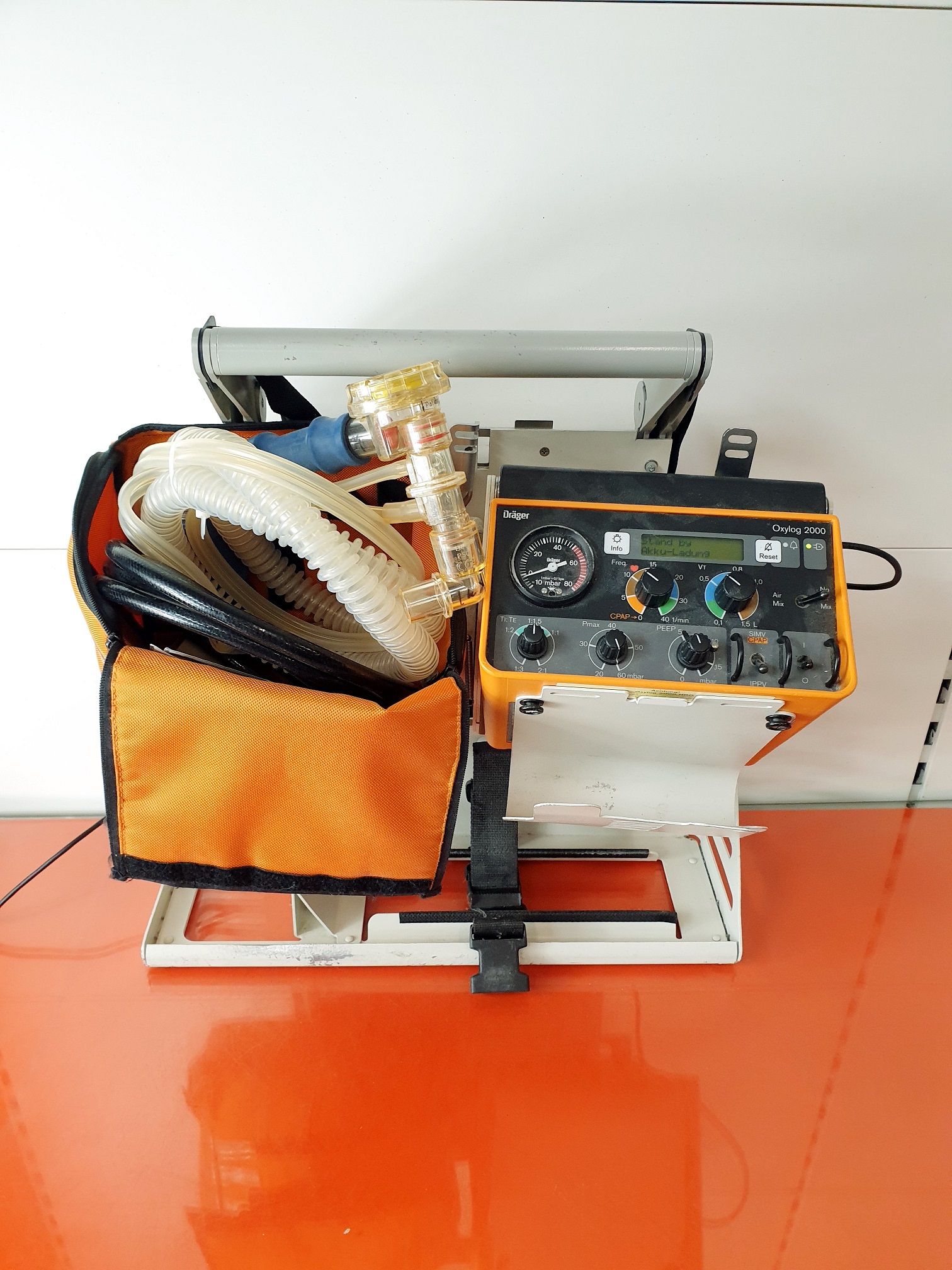 Dräger / Draeger Oxylog 2000 Beatmungsgerät / Emergency Ventilator KFZ-Halterung + Trageplatte + Flasche …..