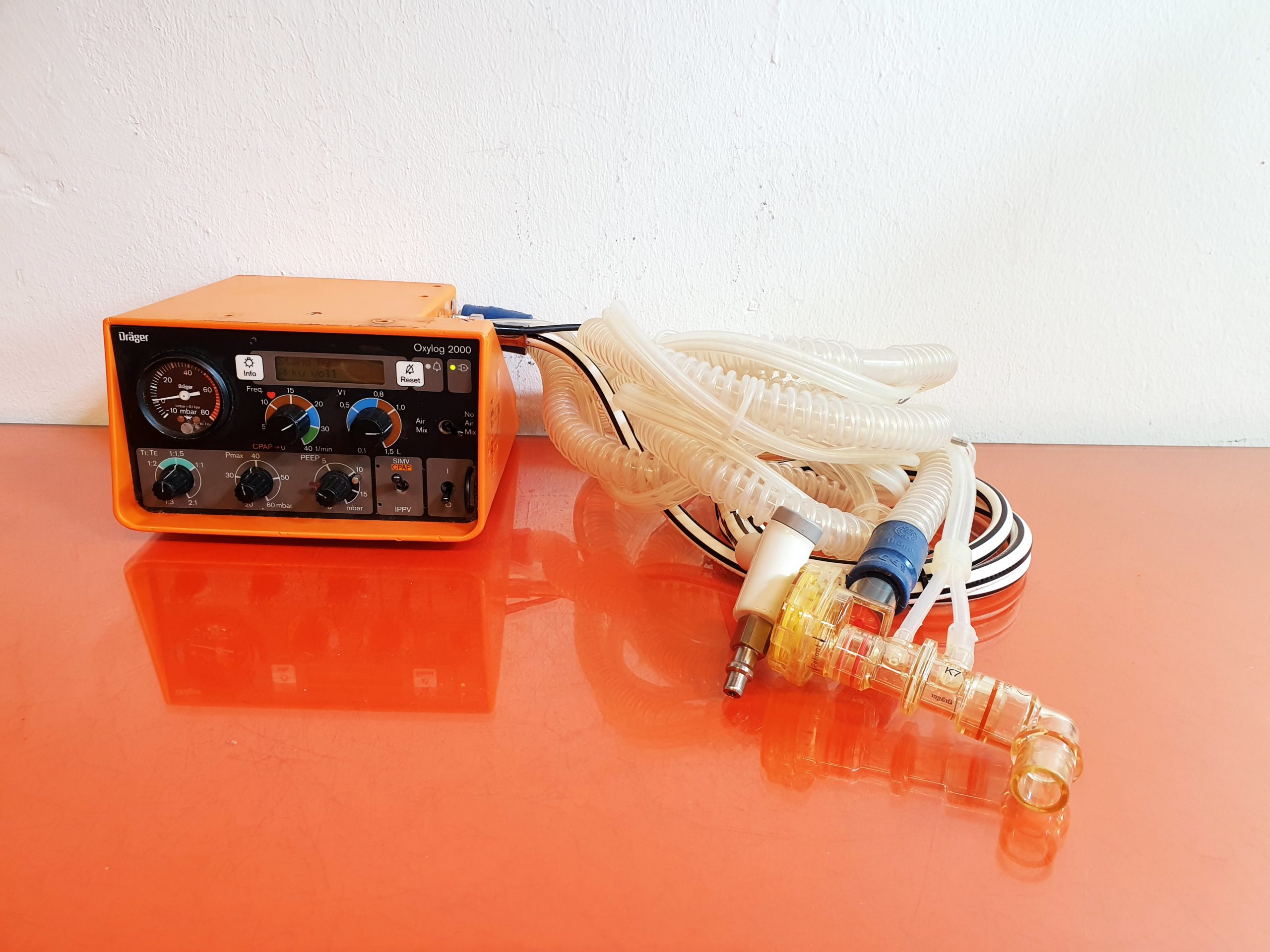 Dräger / Draeger Oxylog 2000 Beatmungsgerät / Emergency Ventilator mit Beatmungsschlauch