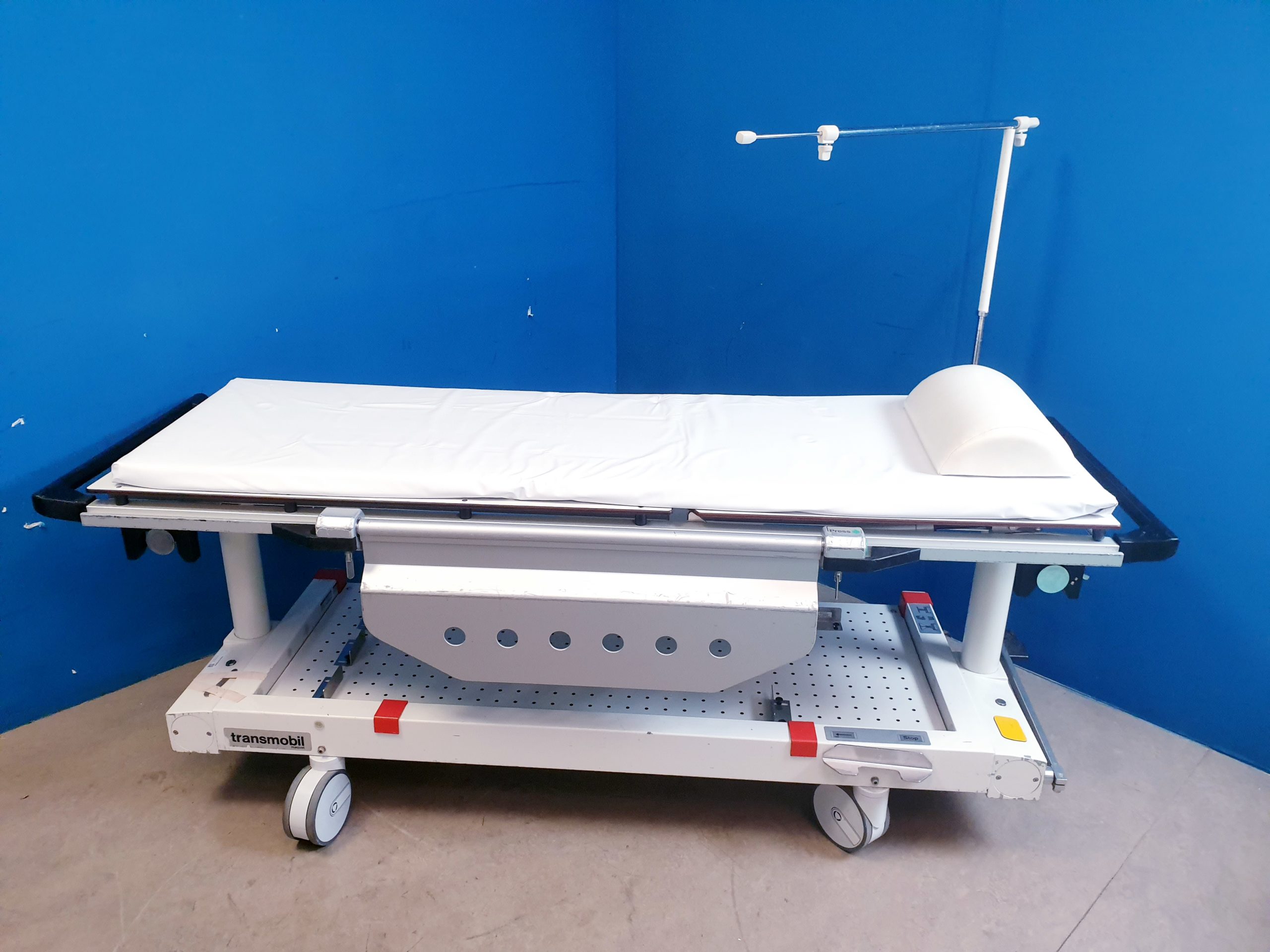Maquet 4747. C Arm – Röntgenlige Transportliege Stretcher Maquet 4747 Transmobil fahrbarer Patiententransporter mit verstellbare Rückenplatte und abnehmbare Tischplatte
