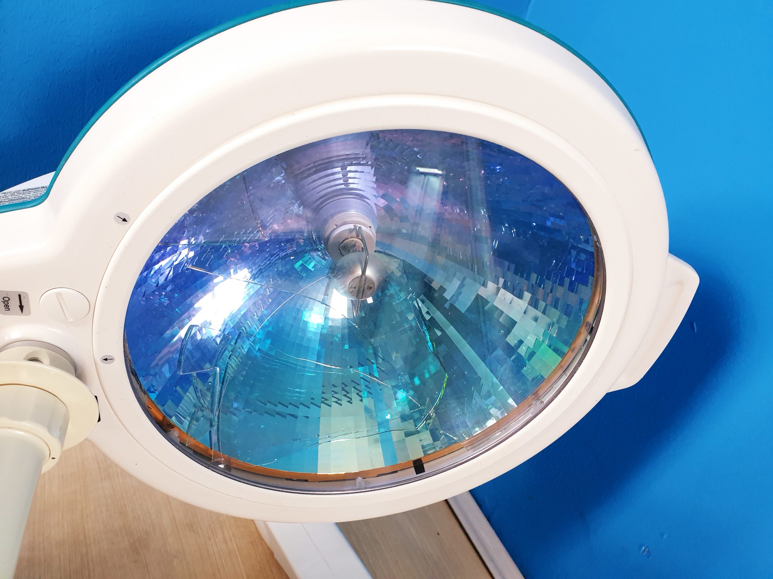 Dr. Mach Mach M2 F Behandlungslampe – Op Lampe – Wandmontage – Filter ist zerbrochen –