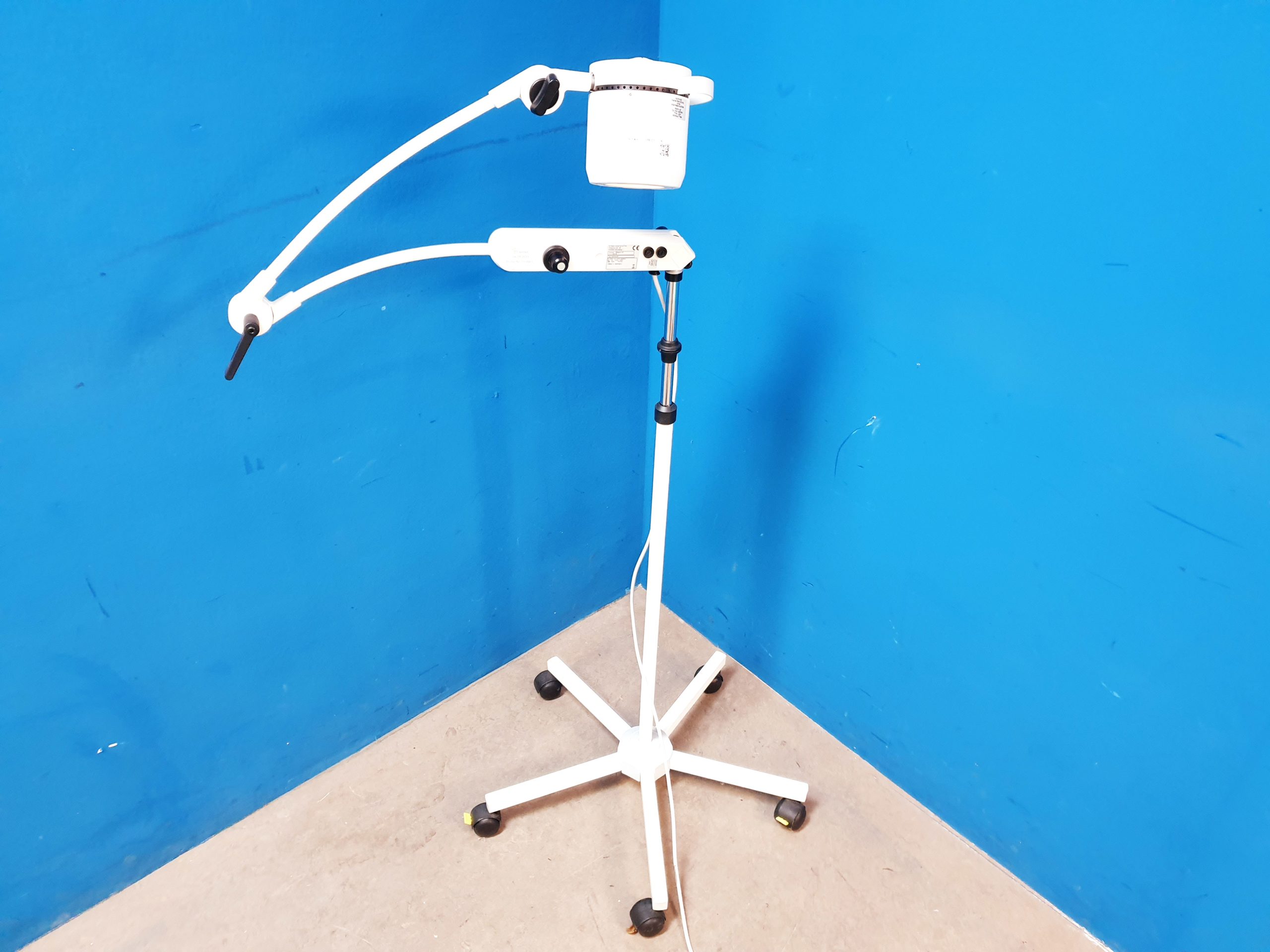 Dr. MACH 115 Behandlungslampe auf Stativ mit Rollen – Rollbar