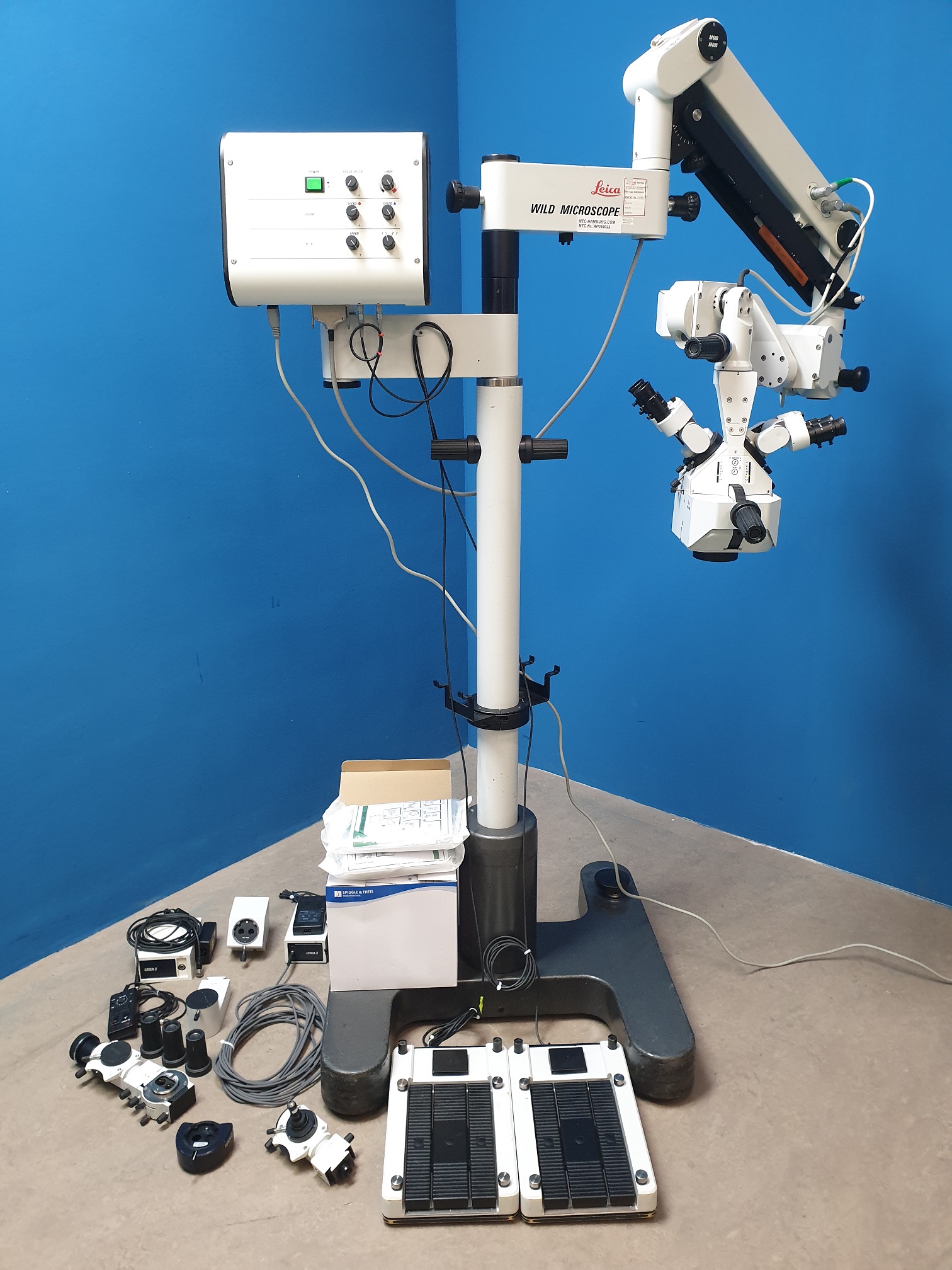 Leica M680 // M 680 OP-Mikroskop für Chirurgie / Surgical Microscope mit 2 Fußschalter mit Zubehör