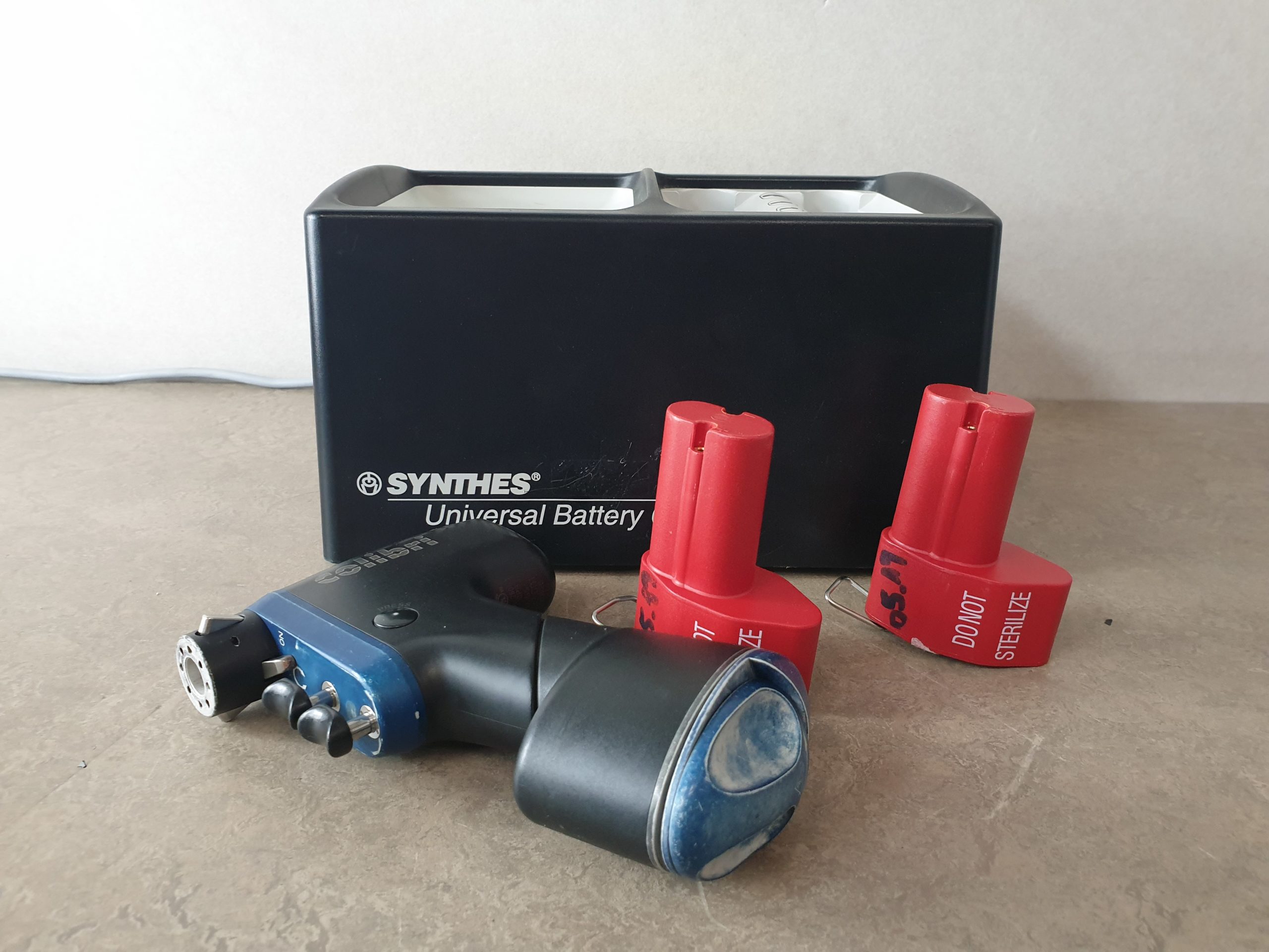 Synthes Universal Battery Charger 530.600 + 2 x Akkus 532.003 + 1 x 532.002 Battery Case + Colibri 532.001