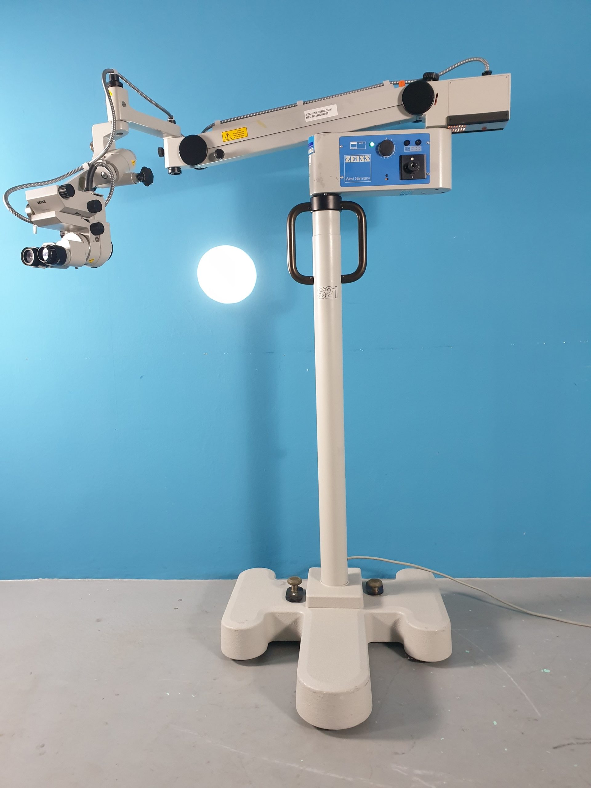Carl Zeiss OPMI MDM OP-Mikroskop auf S21 fahrbarem Stativ