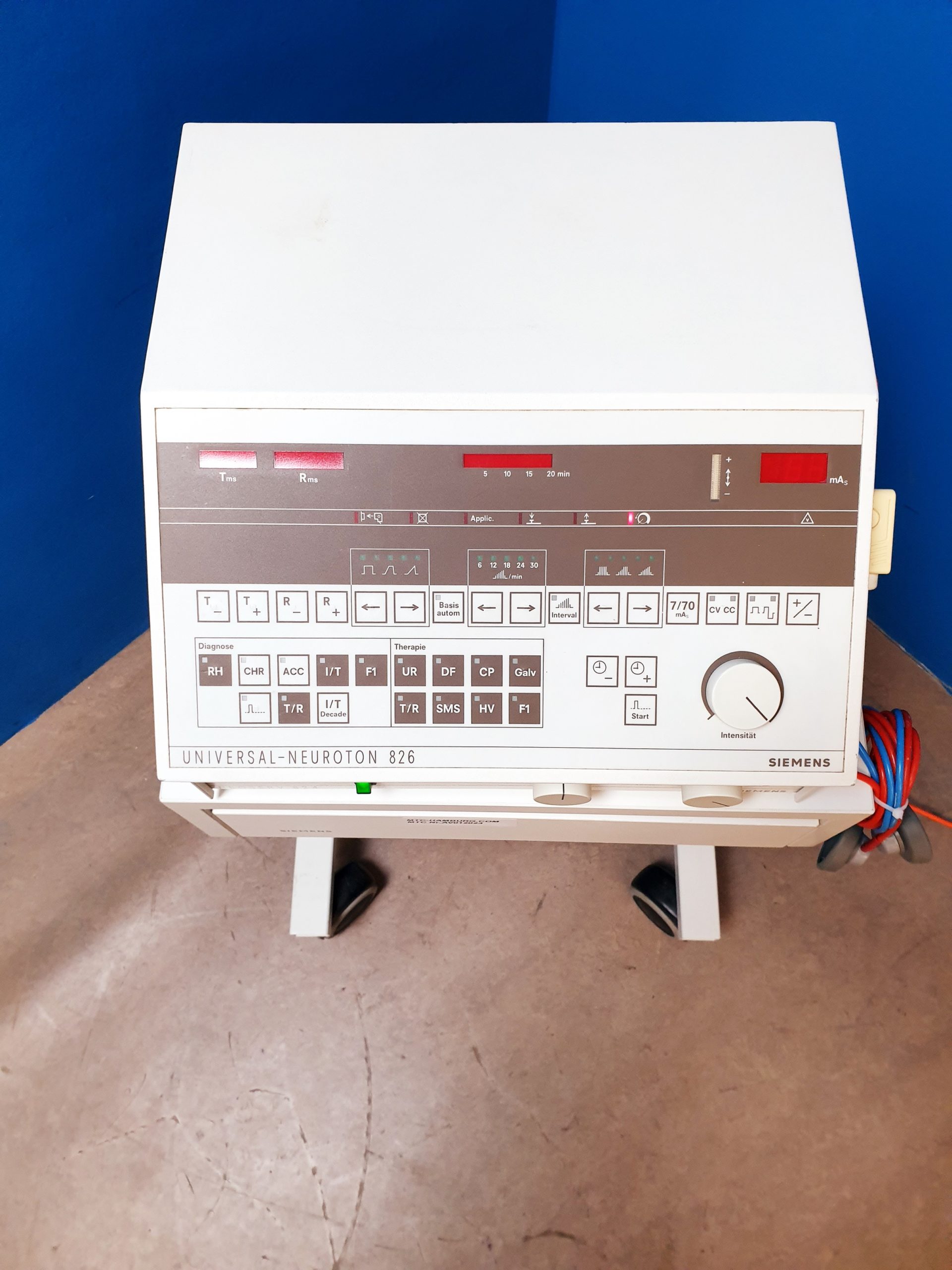 Siemens Universal Neuroton 826 Reizstrom Physiotherapie + Siemens Neoserv 824 auf einem Rollwagen