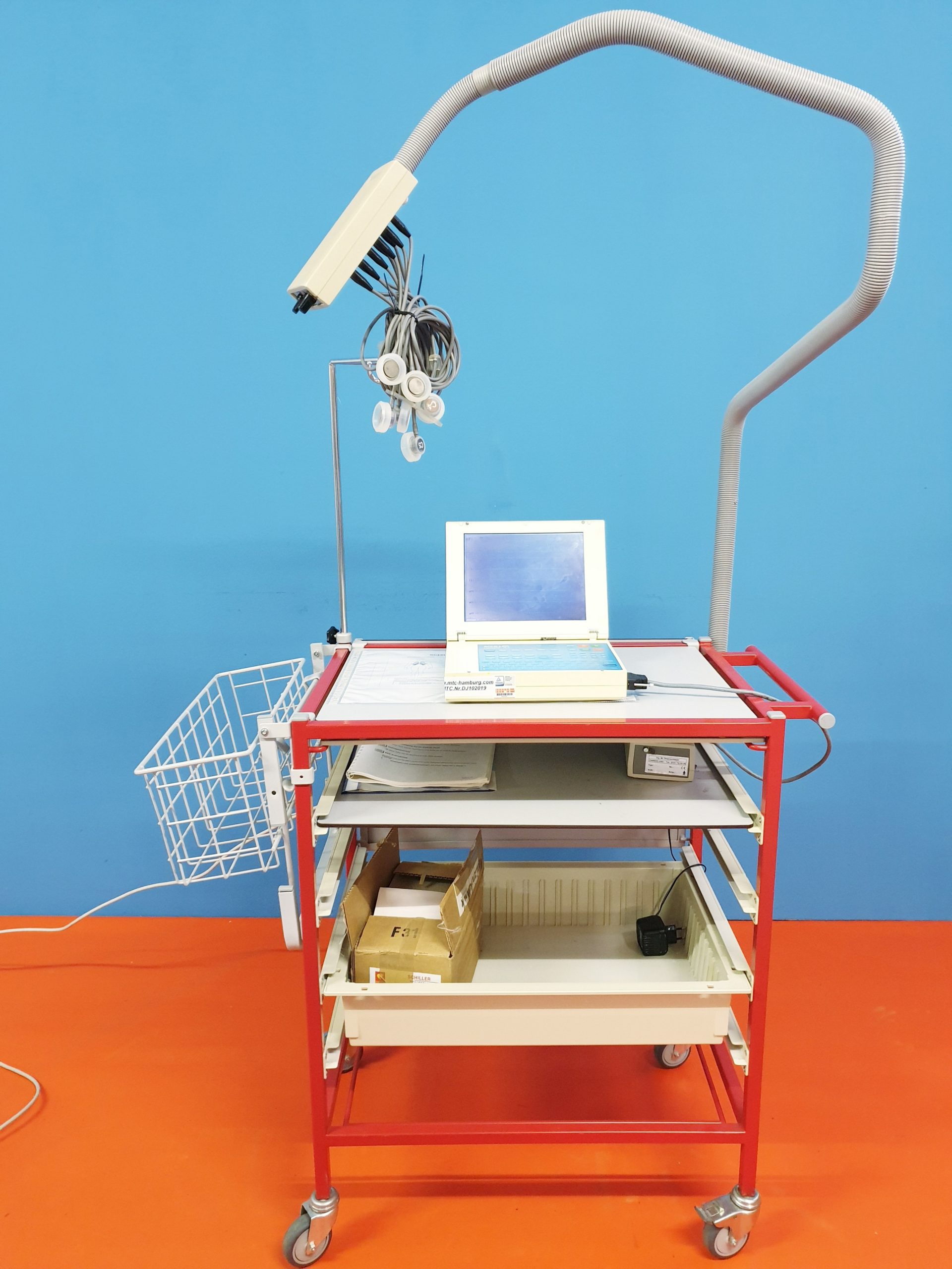 Schiller AT-5 EKG Gerät mit LCD Display mit Cardio VAC Sauganlage