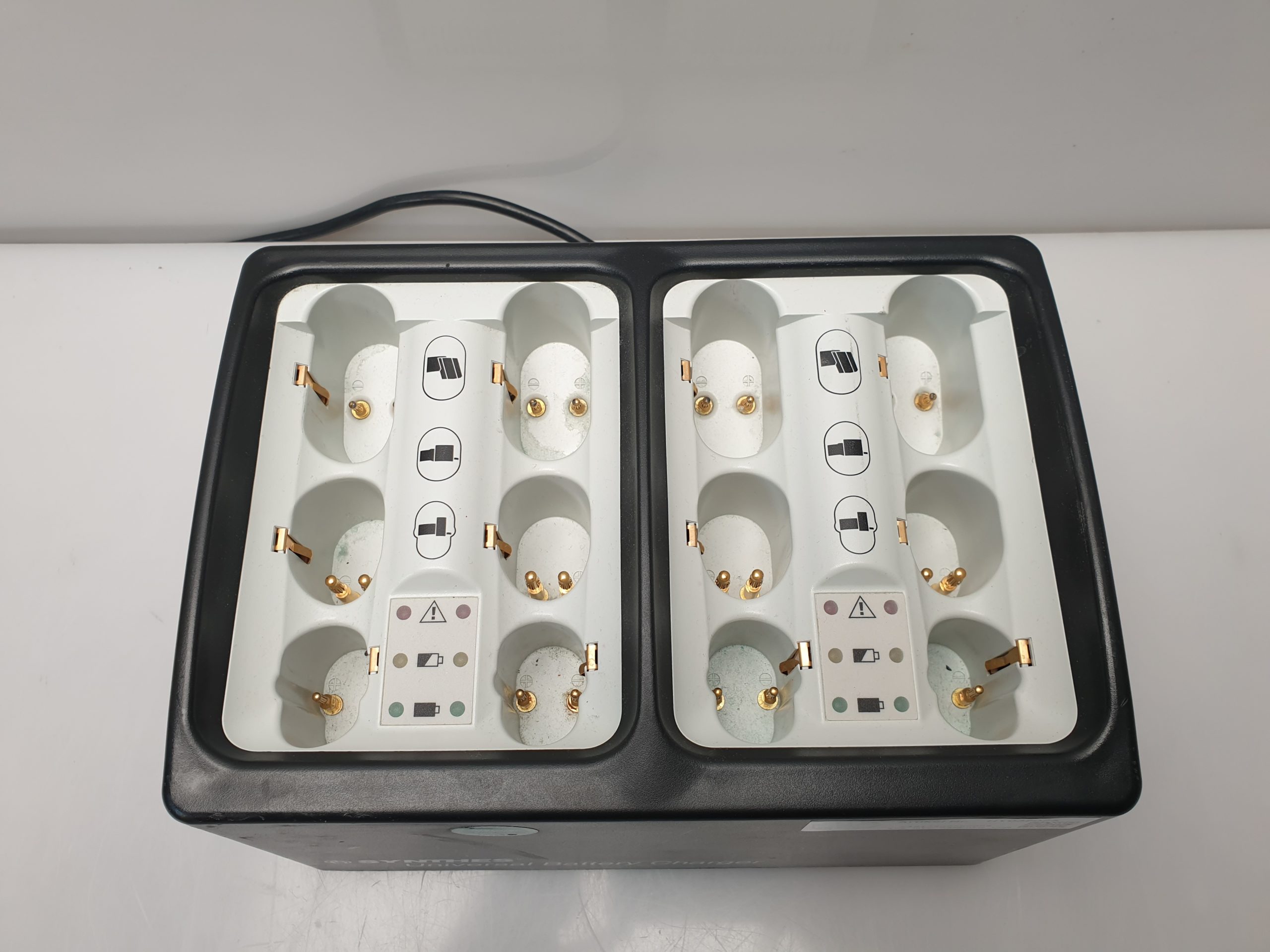 Synthes Universal 530-601 Batterieladegerät